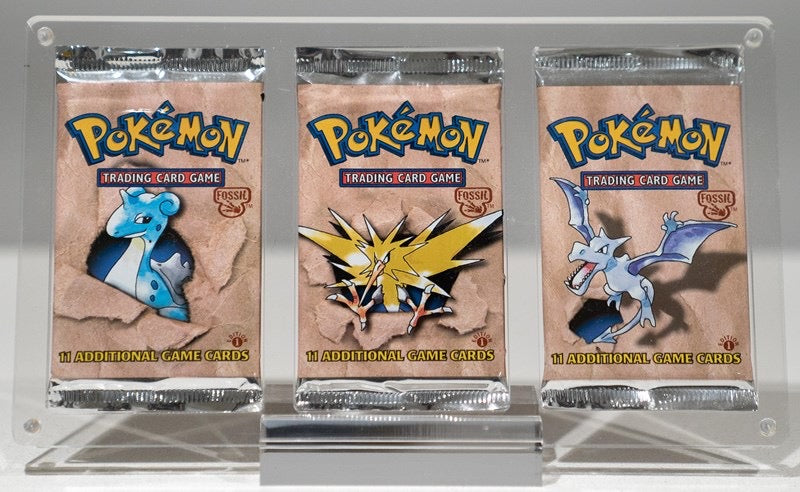 1ST EDITION POKÉMON FOSSIL BOOSTER PACKS - ART SET IN DISPLAY CASE