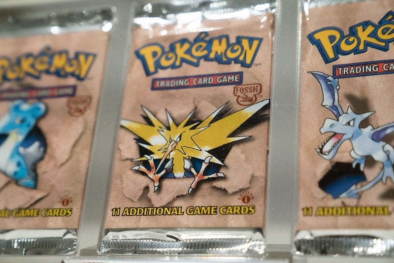 1ST EDITION POKÉMON FOSSIL BOOSTER PACKS - ART SET IN DISPLAY CASE